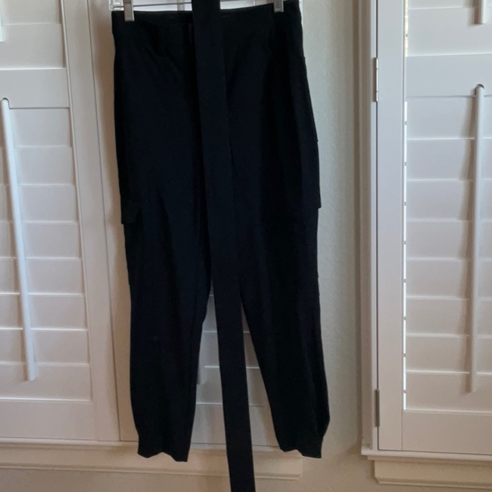 EUC.  Banana Republic black cropped cargo pants w/ adjustable belt. Size 0P